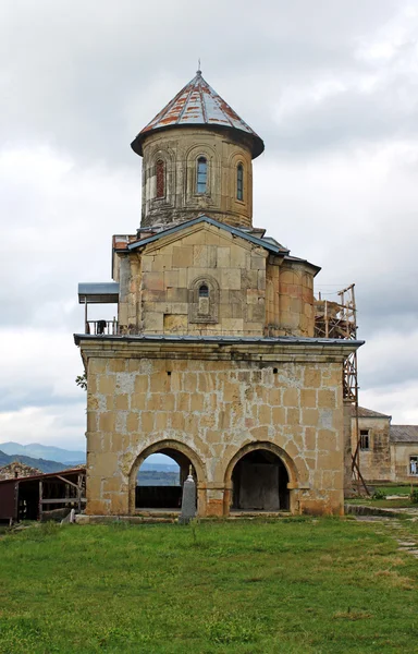 En liten kyrka av gamla ortodoxa kloster Gelatiklostret nära kutaisi - Georgien. — Stockfoto