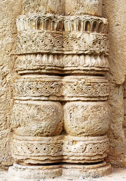 Часть колонны старинного православного монастыря Гелати близ Кутаиси - Грузия. Une — стоковое фото