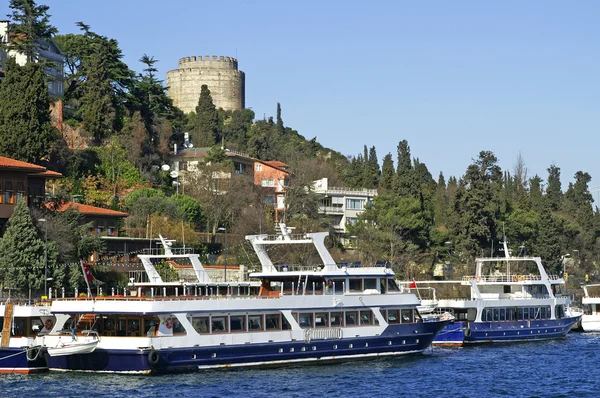 Two pleasure boats near Rumeli Fortress, Istanbul, Turkey — Stock Photo, Image