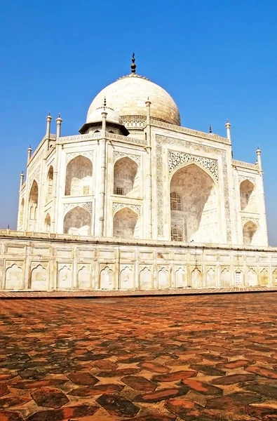 Taj Mahal, céu azul atrás — Fotografia de Stock