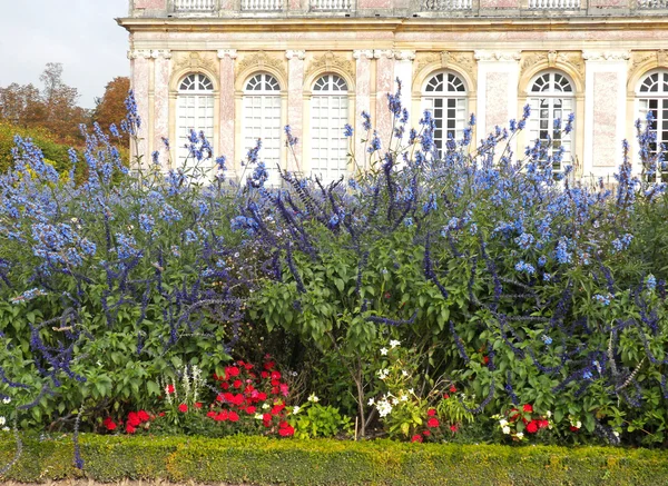 ヴェルサイユ - 美しいフランス風の城と庭園。fra の国のランドマーク — ストック写真