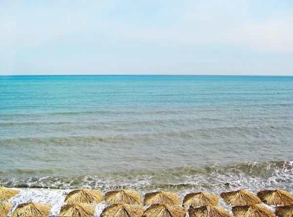 Černé moře a deštníky — Stock fotografie