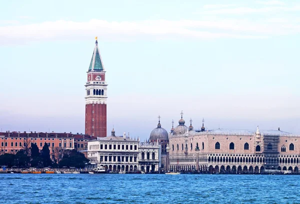 Vista al mar de la Piazza San Marco y el Palacio Ducal en invierno , —  Fotos de Stock