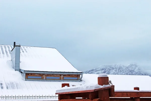 Houten berghutten bedekt met verse sneeuw in chocholowska val — Stockfoto