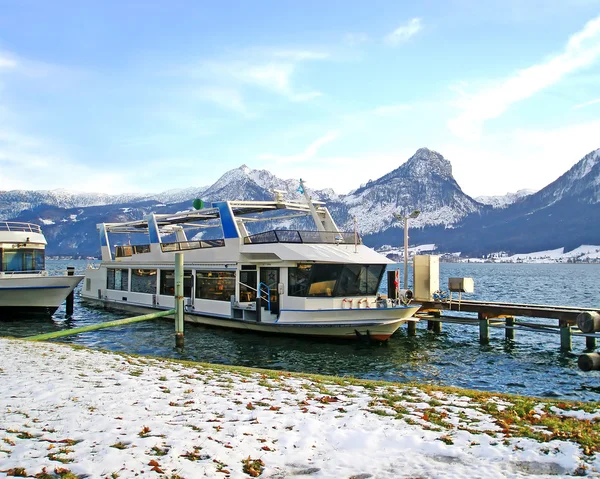 Boot op het meer wolfgangsee, Oostenrijk — Stockfoto