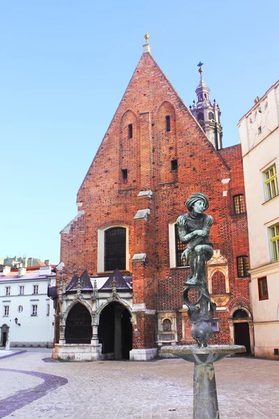Kvadrera av Jungfru Maria och staty av student i krakow, Polen — Stockfoto