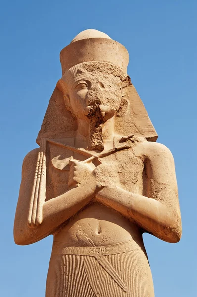 A karnaki templom, az egyiptomi fáraó szobor — Stock Fotó