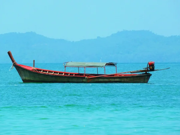 传统的长尾船在普吉岛安达曼海 — 图库照片