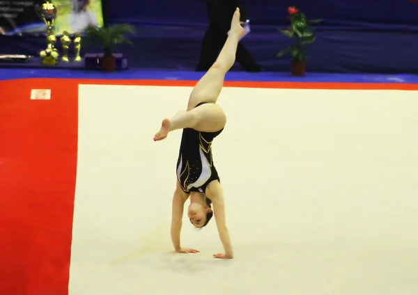 Carmen horvat (Slovenya) vasıl jimnastik "Olimpiyat Şampiyonu stella zakharova fincan spor egzersizleri yapıyor" — Stok fotoğraf
