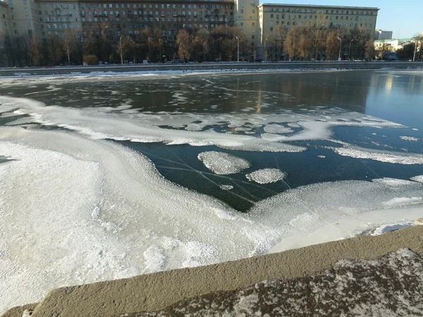 강 위의 얼음 — 스톡 사진