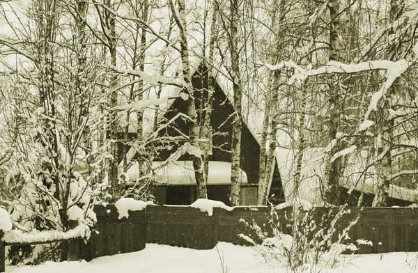 Sneeuw bedekte huis — Stockfoto