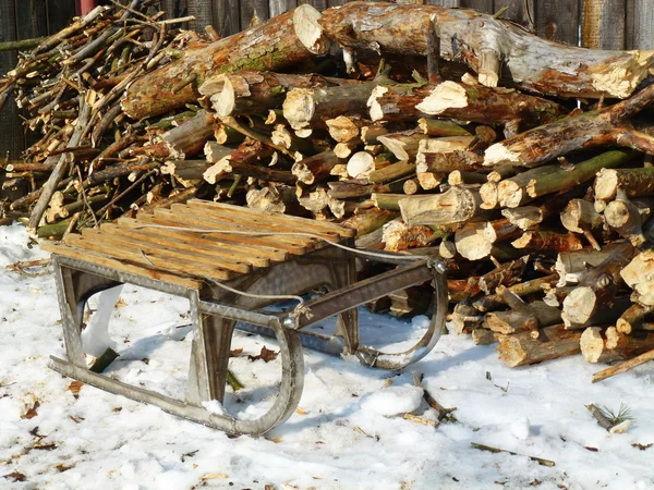 Slee en brandhout — Stockfoto