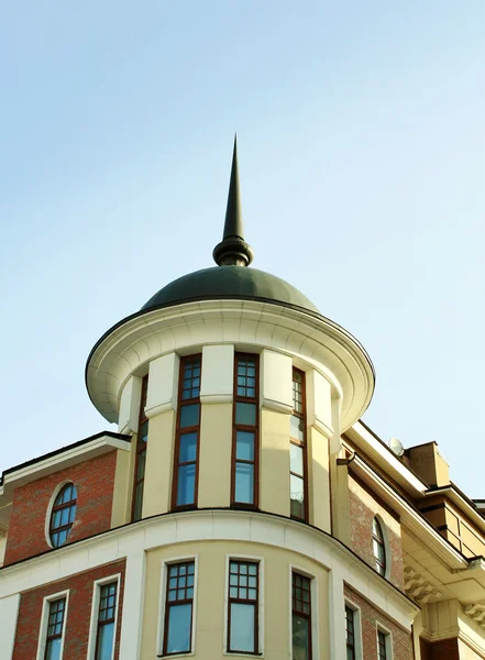 Brun byggnad med kupol — Stockfoto