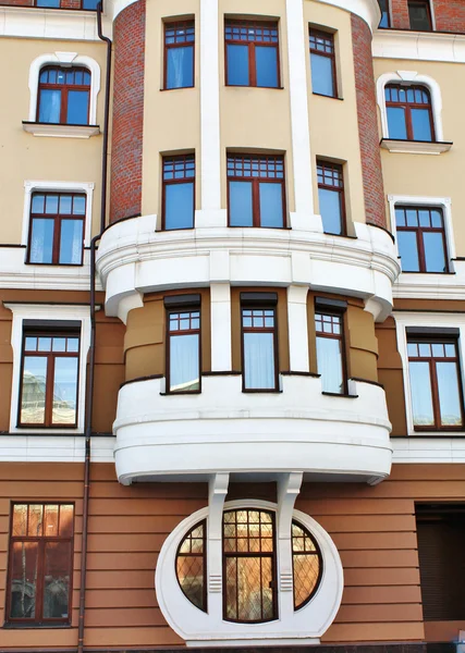 Facade of the brown residential building — Stock Photo, Image