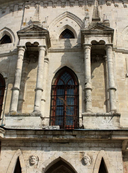 Beyaz taş Gotik kilise duvarına — Stok fotoğraf
