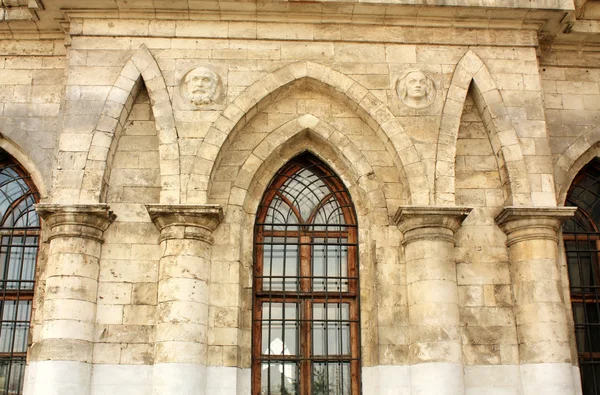 Väggen av den vita stenen gotiska kyrkan — Stockfoto