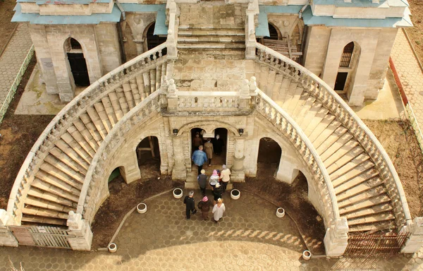 Entering the church for prayer — Stock Photo, Image