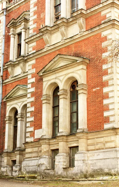 Окна здания в классическом стиле — стоковое фото