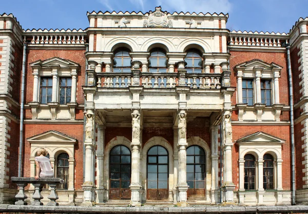 Façade of the old estate built in classical style — Zdjęcie stockowe