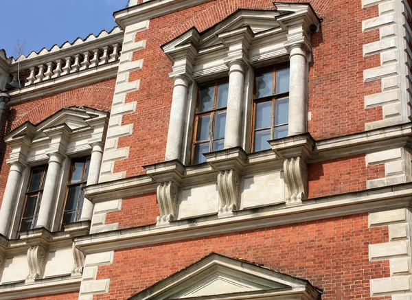 Окна здания в классическом стиле — стоковое фото