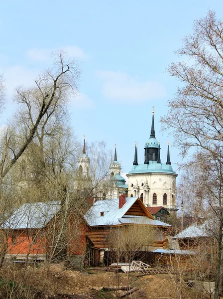 Wiejski krajobraz z kościoła — Zdjęcie stockowe
