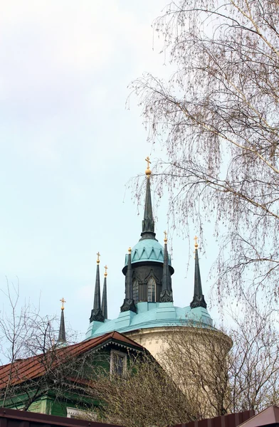 Toppen av den vita stenen gotiska kyrkan — Stockfoto