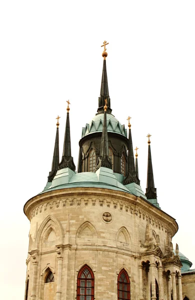 Toppen av den vita stenen gotiska kyrkan — Stockfoto