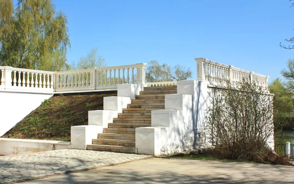 Treppe aus weißem Marmor — Stockfoto