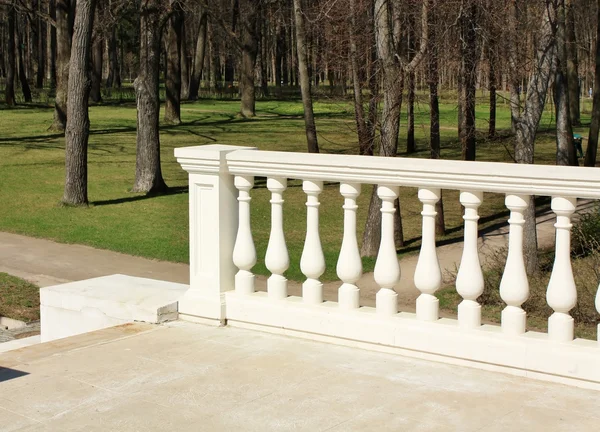 Trilhos de escada de mármore branco — Fotografia de Stock