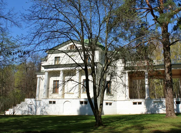 Weißes Gebäude des Anwesens in der Nähe von Moskau — Stockfoto