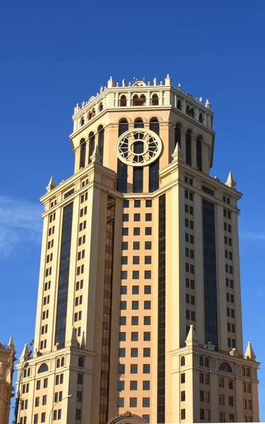 Tårn af massiv bygning - Stock-foto
