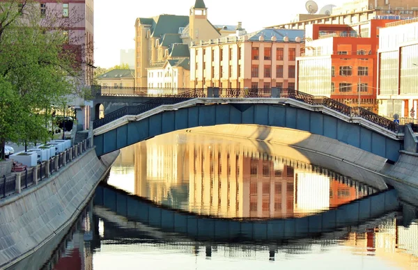 Kanál ve velkém městě — Stock fotografie