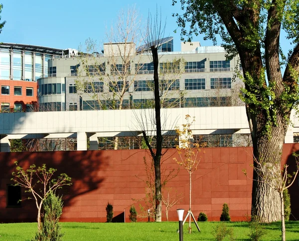 赤のフェンスの後ろに建物 — ストック写真