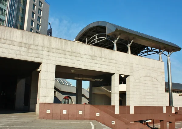 Arkitektoniska strukturer i den moderna stilen av betong — Stockfoto