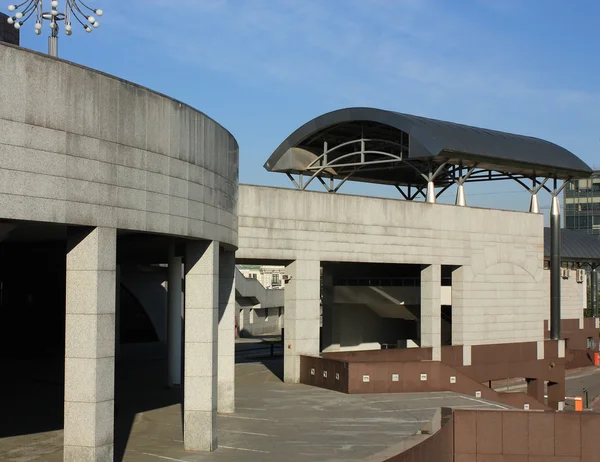 Arkitektoniska strukturer i den moderna stilen av betong — Stockfoto