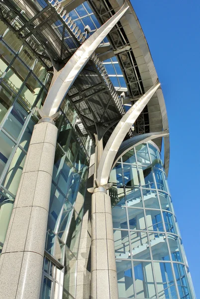 Az üveg és acél modern stílusban emelt építészeti szerkezetek — Stock Fotó