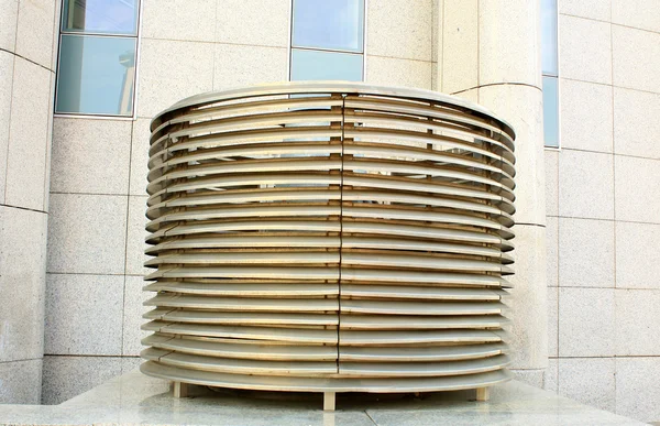 현대 건물의 환기 파이프 — 스톡 사진