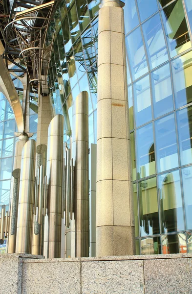 Architecturale structuren in de moderne stijl van glas en staal — Stockfoto