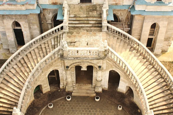 Лестница храма построена в русском готическом стиле — стоковое фото