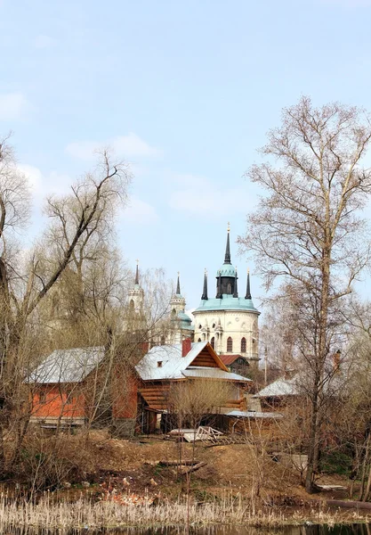 Сельский пейзаж с церковью — стоковое фото