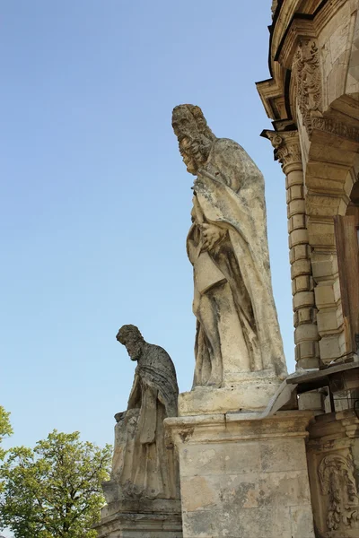 Кам'яні статуї святих — стокове фото