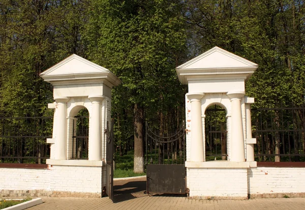 Velho portão do estilo Império — Fotografia de Stock