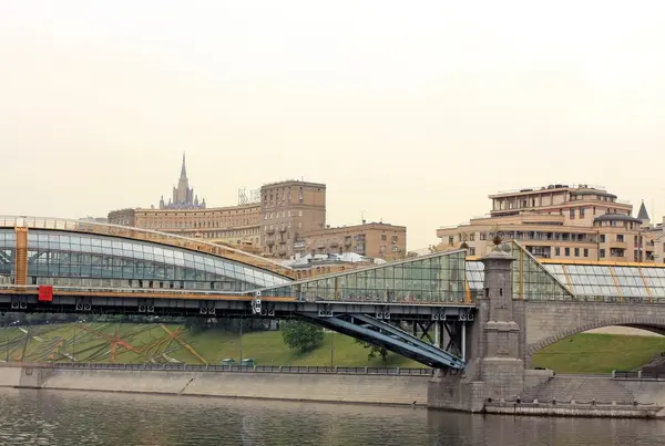 Vista del ponte e argine sul fiume — Foto Stock