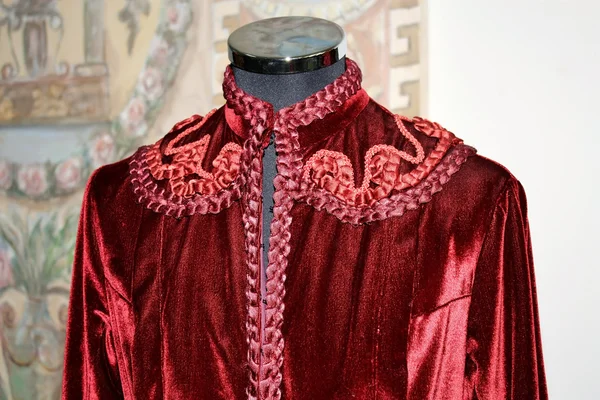 Vyšívané červené sametové sako s lankem — Stock fotografie