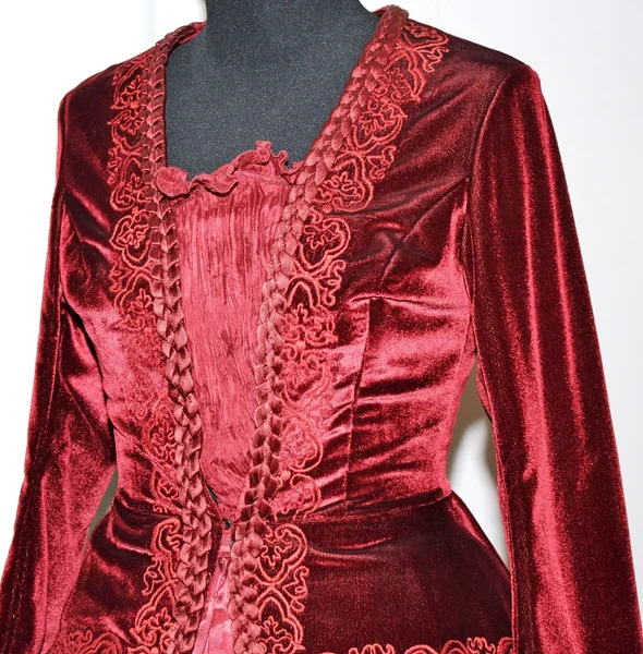 Vestido de mulher de veludo vermelho bordado — Fotografia de Stock