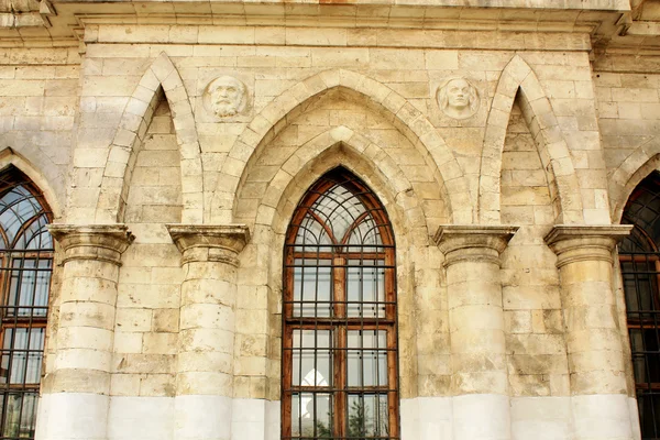 Стіна білокам'яної готичної церкви — стокове фото