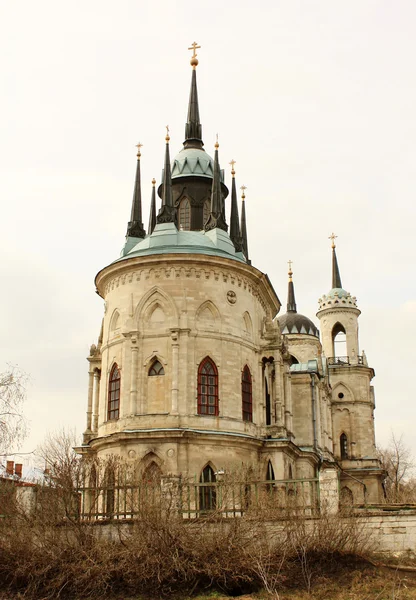 Белая каменная готическая церковь — стоковое фото