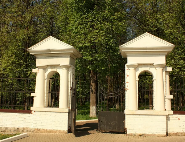 Старые ворота в стиле ампир — стоковое фото