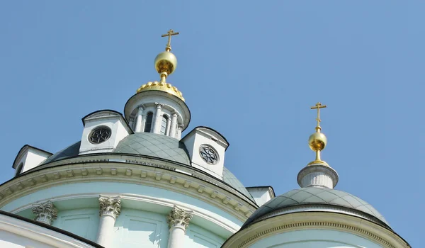 Koepels van de tempel van st. martin de Belijder in Moskou — Stockfoto