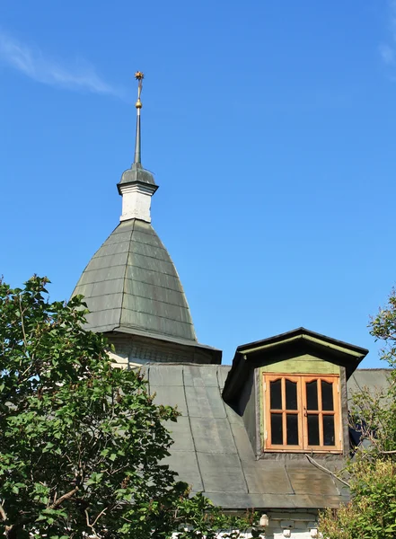 Telhado de uma casa velha no pátio do mosteiro — Fotografia de Stock
